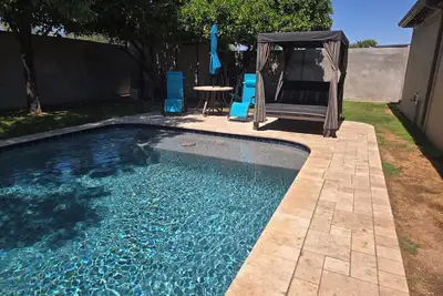 Image de Sun, Swims, & Success: Your Desert Escape Awaits!