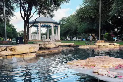 Image de Vintage Hill Country Haven: Two Double with Pool