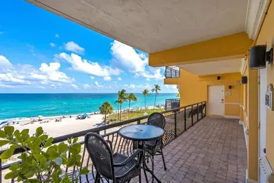 Image de Sunny Oceanfront 2br/2ba with Pool and Parking