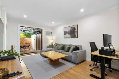 Sleek Scarbs Haus 2br