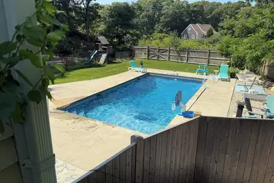 Image de Charming Cummaquid Colonial with a Pool