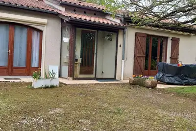 Image de Le Mûrier maison de plain pied  avec belle  véranda. Très  beau  jardin.