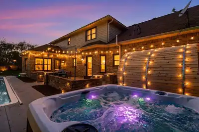 Image de Luxury 5br Sleeps 24 Pool, Sauna, Theater Pets