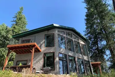 Image de Riverfront Getaway w/ Dock + Views • Sleeps 6-8