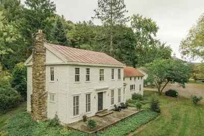Image de Sprawling Farmhouse + Cottage Perfect for Groups