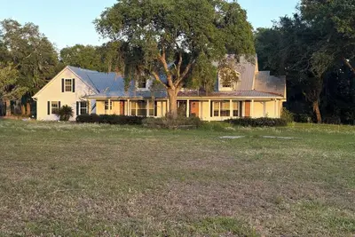 Image de Private Estate Oasis With Pond+Land+Jacuzzi