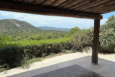 Image de maison de charme dans son écrin végétal, entre maquis et mer