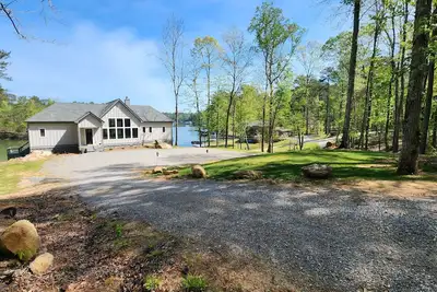 Image de Newly Built Retreat at Lake Martin, Hosting up to 15, on a quiet cove