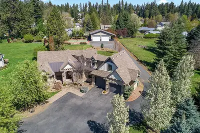 Image de Spacious estate in peaceful Hayden with sportscourt hot tub and theme room