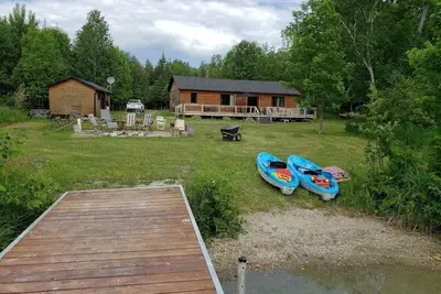 Lakefront Wooden Cabin 1. 5 hours from Ottawa
