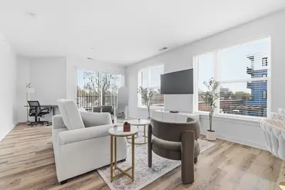 Image de Stylish 1br Retreat w Gym, Parking & Workspace