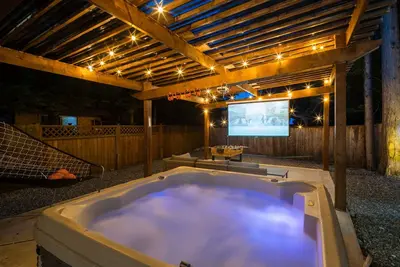 Image de Bunny Bliss - Upper Level, HotTub, FirePit, Theatre