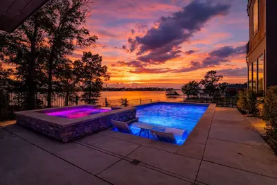 Image de Spacious 5-bedroom house on Cedar Creek Lake with Pool, Spa, & Boat Dock