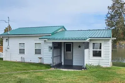 Image de 2-bedroom lake house on welcoming Waneta Lake with picturesque views.