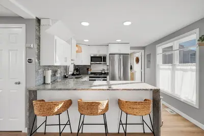 Image de Steps away to the beach - Surf - Sun & Sand beach house
