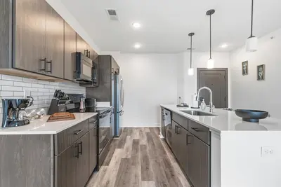 Image de Spacious 2br Stay Near Dt + Fast WiFi + Parking