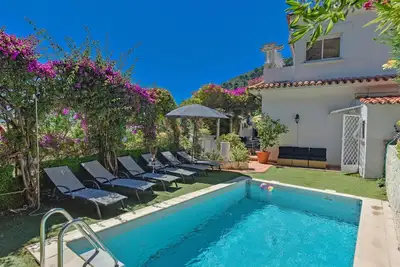 Image de Villa avec piscine privée et vue panoramique