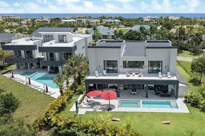 Image de Las Palmas Mansion: Exclusive luxury retreat w/ pools, Jacuzzis, games, staff & golf carts