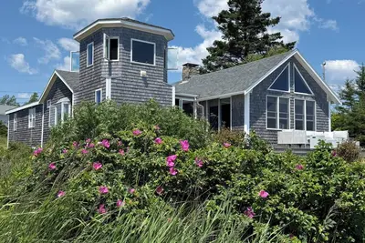 Image de Bold Open Oceanfront Cottage: Luxury Furniture, Private Beach, Minutes to Acadia