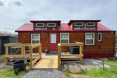 Image de Rustic 2 bedroom Tiny Home in charming Bybee