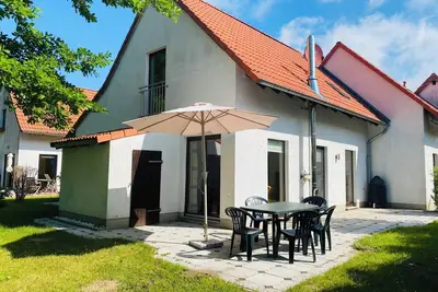 Image de Vacation home on the Müritz, 20 m to the water, lake view, fireplace - 6 persons