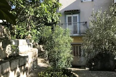 Image de Modernized stone house with garden - center of Cres