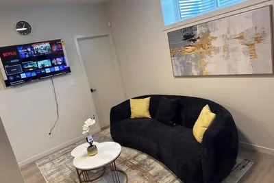 Super-Classic 2 BRMs 1 Bth Basement Suite