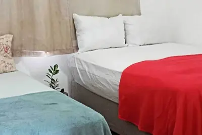 Quarto com ar-condicionado, comodidades compartilhadas, 1 minuto da Orla.