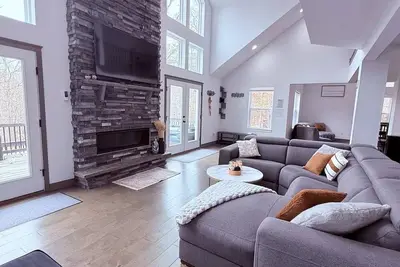Image de Luxury 5br Chalet with Lake, Pool, Ski, Game Room, 2 Decks and Sleeps 14
