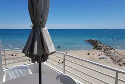 Image de Bel appartement en première ligne face à la mer avec belle terrasse.