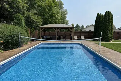 Image de Summer Paradise! In-Ground Pool, Hot Tub, Patios, and Huge Home in Spring Green!