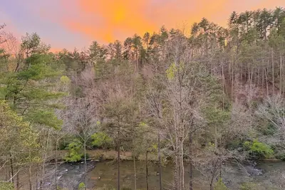 Image de Above the Current-Riverfront Cabin w/Hot Tub, Views & Near Ellijay Wineries