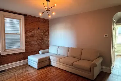 Image de Draft Weekend Accommodations - Walk to Stadium - Prime South Side Location As-Is