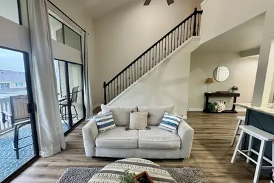 Image de Luxury Lake Condo! 10% off Launch Special + Lake views at \"The Cabana\"