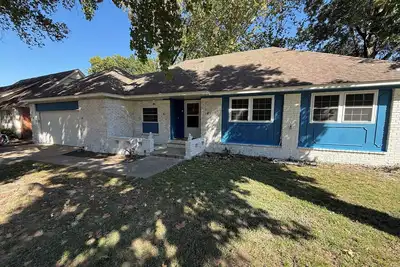 Image de Midtown mid century 3-bedroom house in Tulsa just completely remodeled.