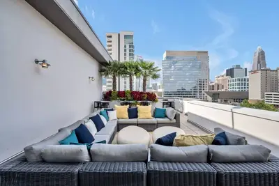 Image de Carolina Charm | Free Parking, Pool, Gym