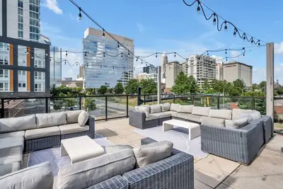 Image de Uptown Escape | Free Parking, Pool, Walkable