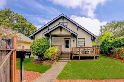 Image de Cute as Hell! \n2-bedroom building in adorable North Tacoma with cool Ac comfort!