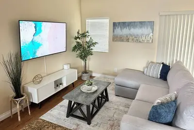 Image de Disneyland Getaway Tri-level Gated Townhome
