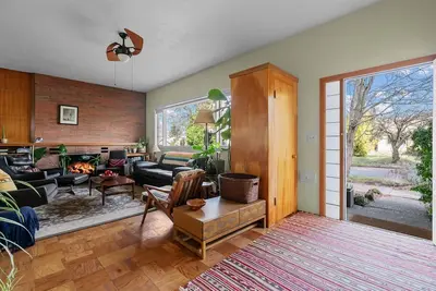 Image de 2br + Dedicated Office/Flex Space Mid-Century Pet Friendly Fenced Yard