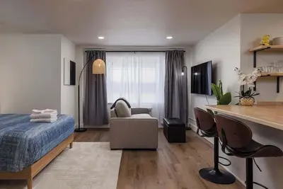 Image de Stylish Downtown Studio - Free Parking + Kitchen