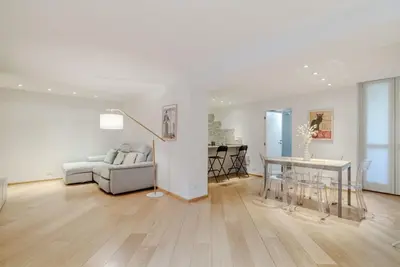 Image de Bright and spacious 120 square meters apartment, perfect for four people, located on the second floor of a renovated period building (no elevator). The property enjoys an enviable location, just a short distance from some of Turin's main attractions, such