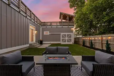 Image de Spacious retreat w/ theater & rooftop deck