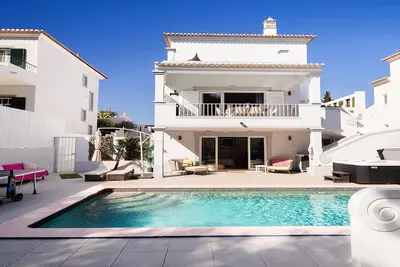 Image de Casa Bangers 4 bedroom 4 bathrooms, Jacuzzi, Pool, Ping Pong and Outside Kitchen