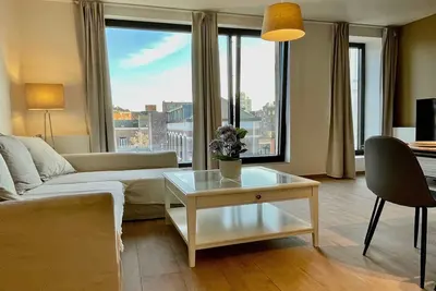 Image de Suite étincelante en ville près des diamants