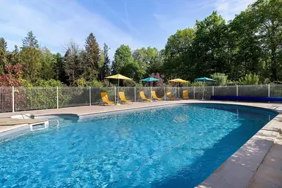 Image de Maison de vacances « Domaine Du Grand Roc- Sitellle » avec vue sur le lac, piscine partagée et Wi-Fi