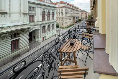 Image de Downtown - 3 Room 1, 5 Bath Balcony Apartment
