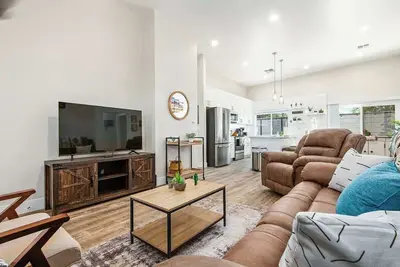 Image de Walk to Gem Shows & UofA | Pet-Friendly 4br