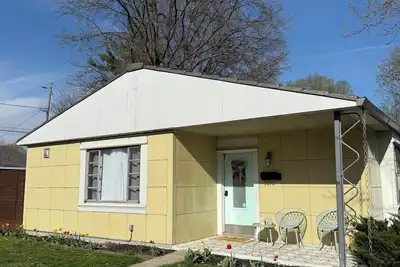 Image de Historic 2 Bed Lustron Home in Speedway - Walking distance to Ims
