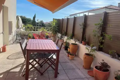 Image de T3 climatisé avec belle terrasse, parking et plage à pied - idéal familles
